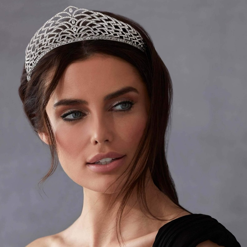 تاج Laurel المرصع بالألماس واللؤلؤ من غرارد Garrard