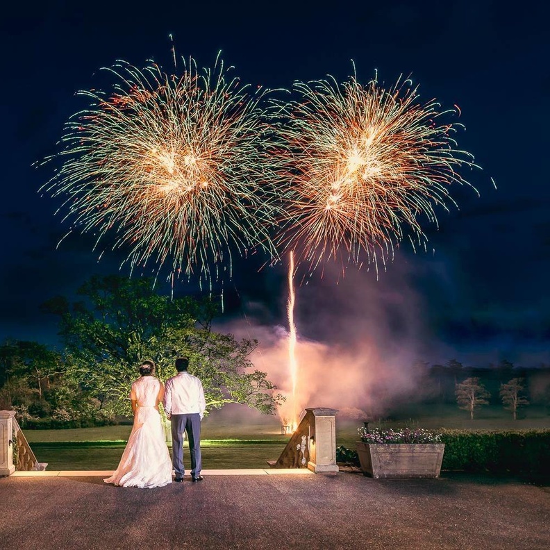 تحدثي مع شركة عروض الألعاب النارية عن أنواع وعروض الألعاب النارية المتوفرة لديهم حتى تختاري من بينها