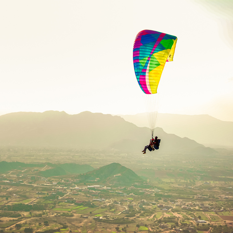 تحدى خوفك وخوض تجربة الطيران المظلي في عسير
