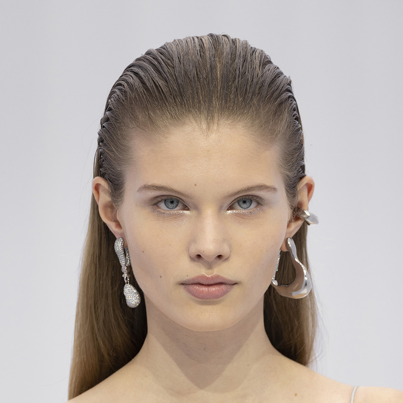 خطوات سهلة للحصول على بشرة مشرقة طوال العام