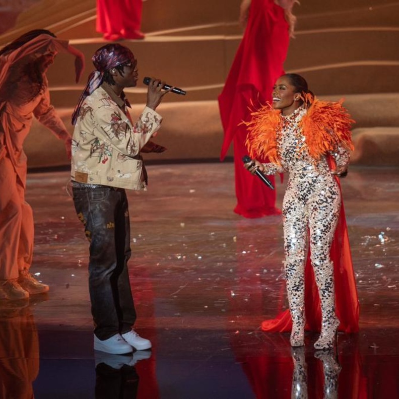 داليا مبارك تتألق على المسرح بجانب المغنيRema   بأغنية Calm Down في حفل Joy Awards