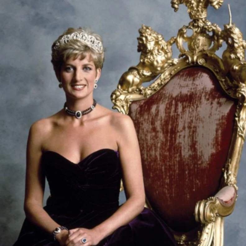 بعد 30 عاما.. فستان الأميرة ديانا المخملي في مزاد علني
