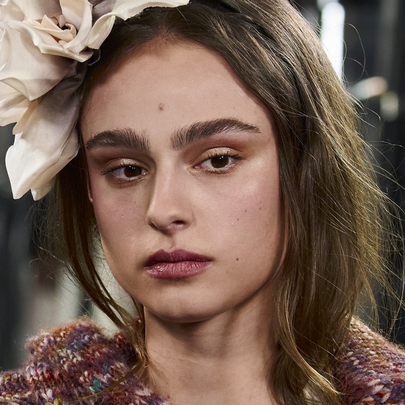 ادوات تجميل تحتاجها كل امرأة داخل حقيبتها