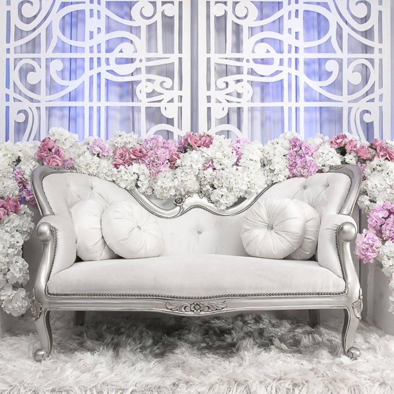 راعي الألوان الغالبة في الصالة مع ألوان الورود