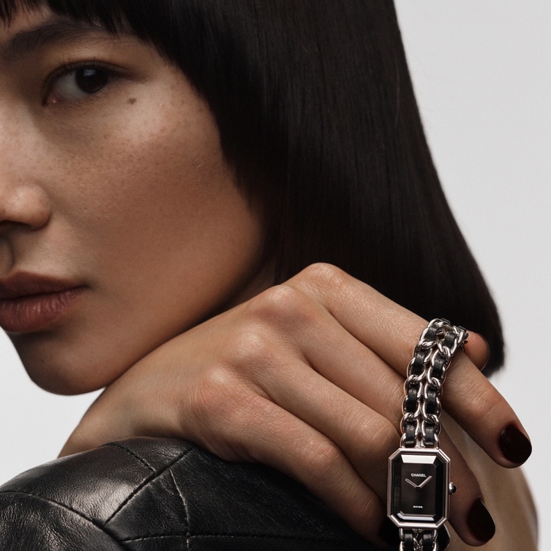 ساعات يد فضية مناسبة لإطلالات العمل