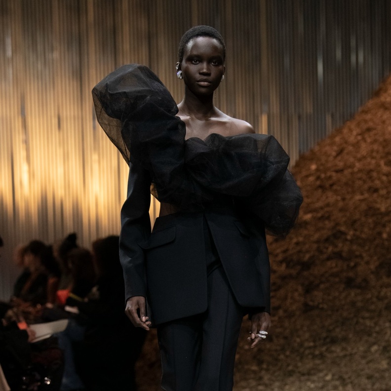 7 منصات عرض سطعت فيها إطلالات مترفة لموسم خريف وشتاء 2022