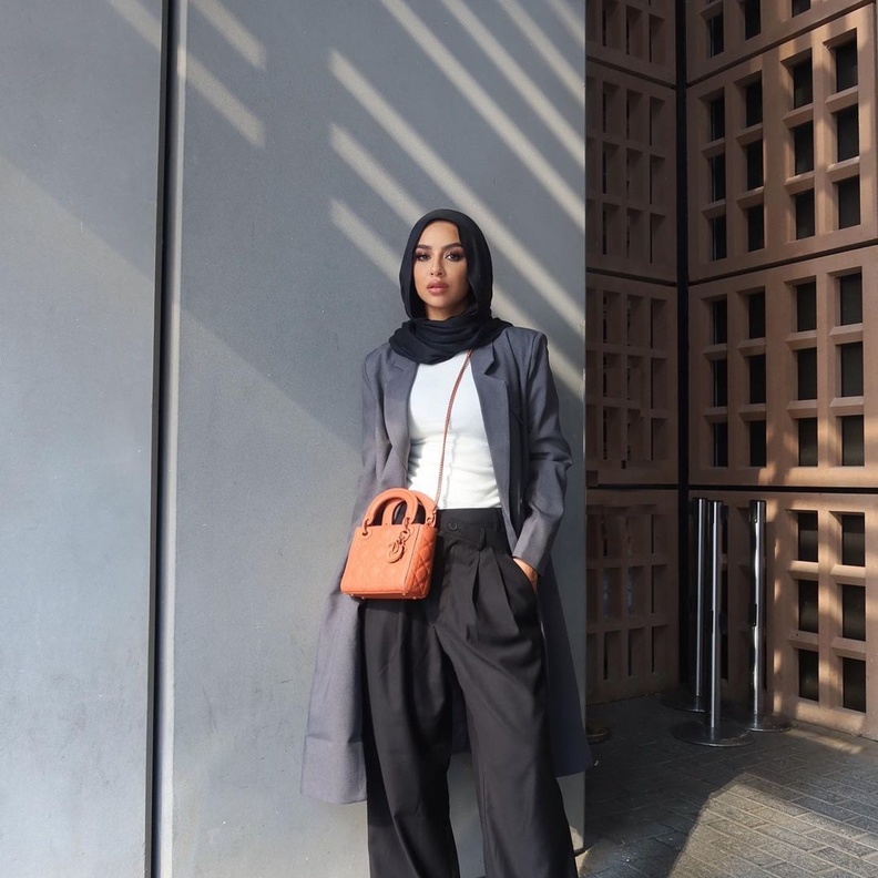 البنطلون الأسود العريض خيار مثالي لاطلالات المحجبات 