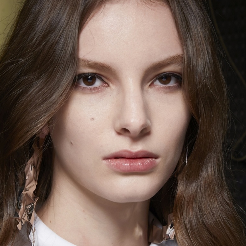 الخطوات الكاملة لإستخدام Jade Roller لبشرة متألقة قبل عيد الحب