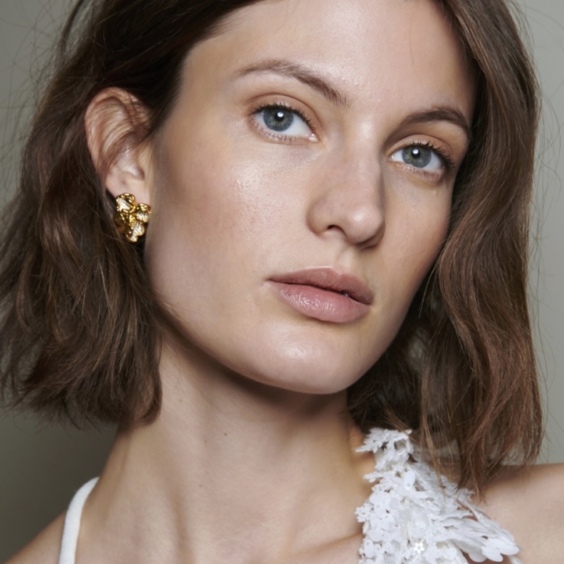 تقنيات تجميلية لتجديد شباب الوجه