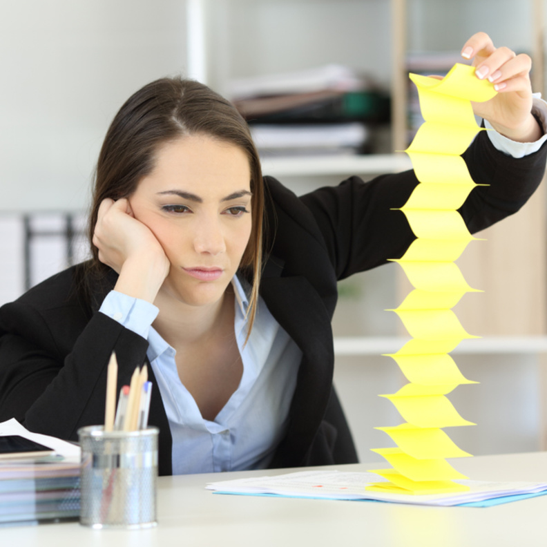  سُلوكيات تُدمر مُستقبلك المهني وتُعيق تقدمك في العمل... تخلصي منها فورًا