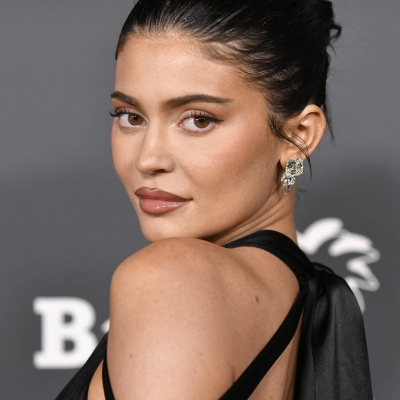 مُكون طبيعي يُرافق هؤلاء النجمات العالميات لإطلالة جذابة... تعرفي عليه ولا تستغني عنه