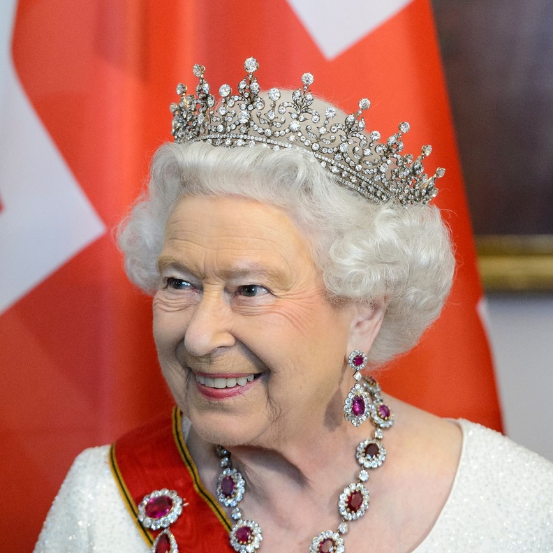 طقم المجوهرات الملكي المرصع بالياقوت الأحمر Crown Ruby set