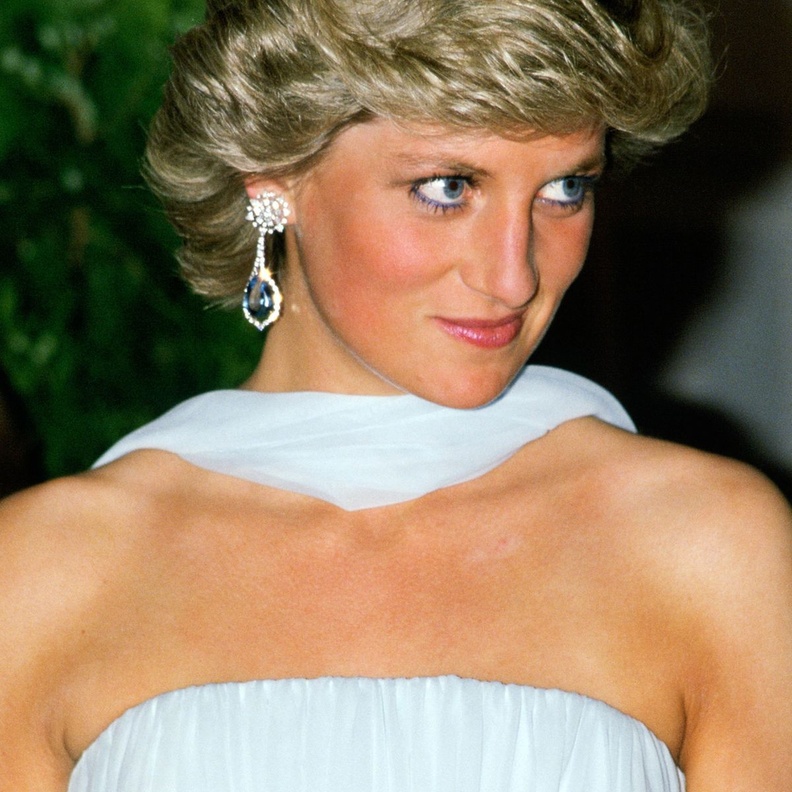 ظهرت بزوج من الأقراط المرصعة بأحجار الأكوامارين والماس في مهرجان كان السينمائي الدولي في مايو عام 1987