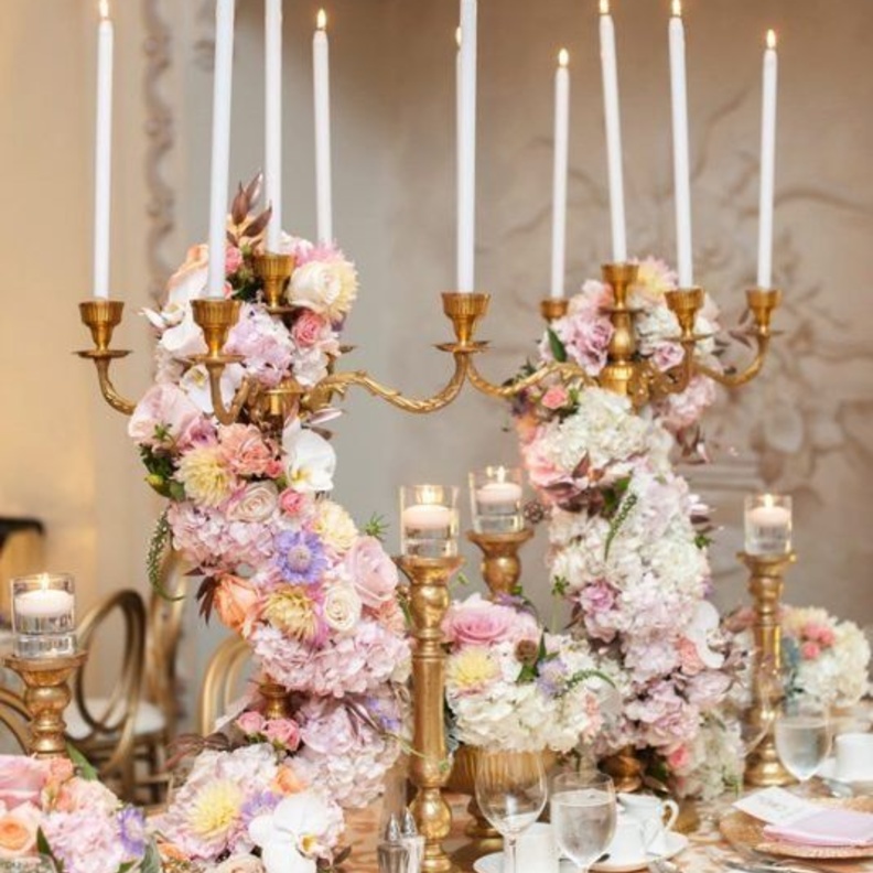 عرسك ملكي مع الشمعدان الذهبي