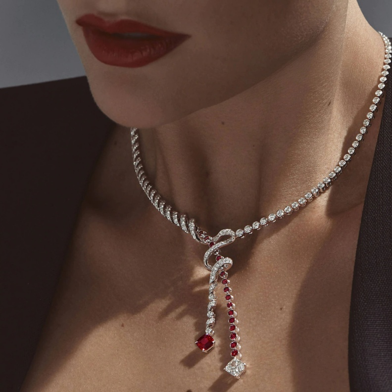 عقد Torsade de Chaumet المرصع بالروبي والألماس من شوميه Chaumet