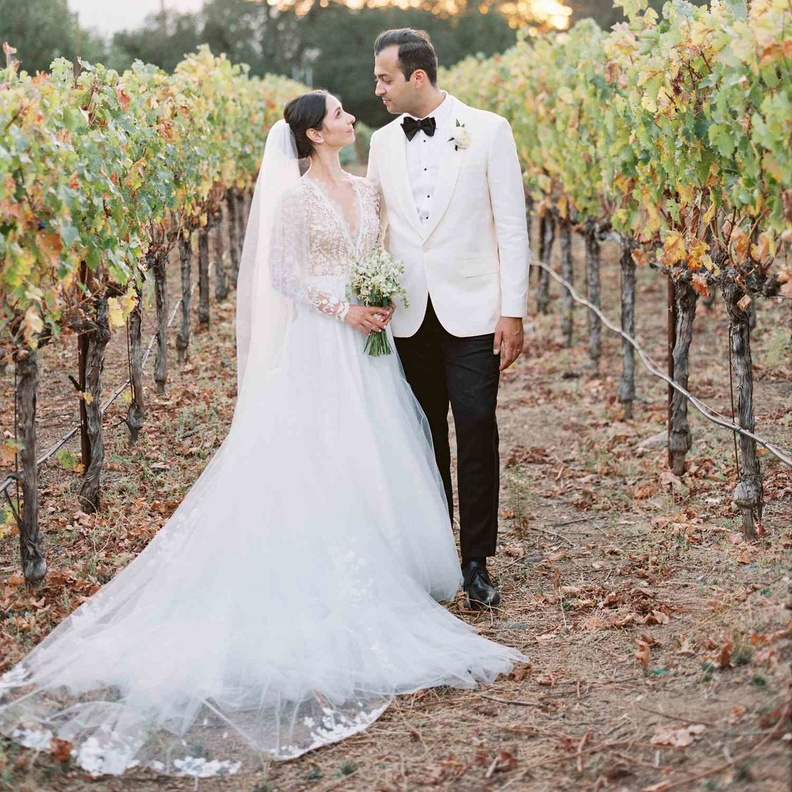 فساتين زفاف ذات خصر متدلي مع باقات زهور متنوعة الأنماط والاشكال وتتضمن مرونة في التصميم