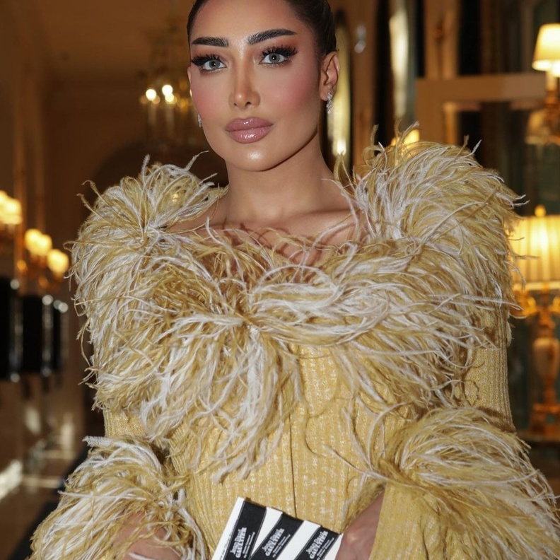 من اطلالات ريم السويدي الجاذبة بالريش الملون