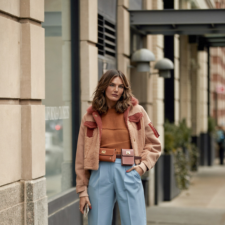 البنطلون الملون خيارك الأكثر عصرية لاطلالات ملفتة هذا الشتاء