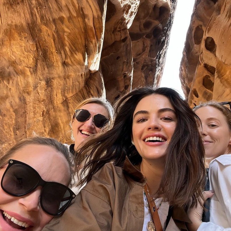 لقطة سيلفي نشرتها لوسي هيل من العلا.