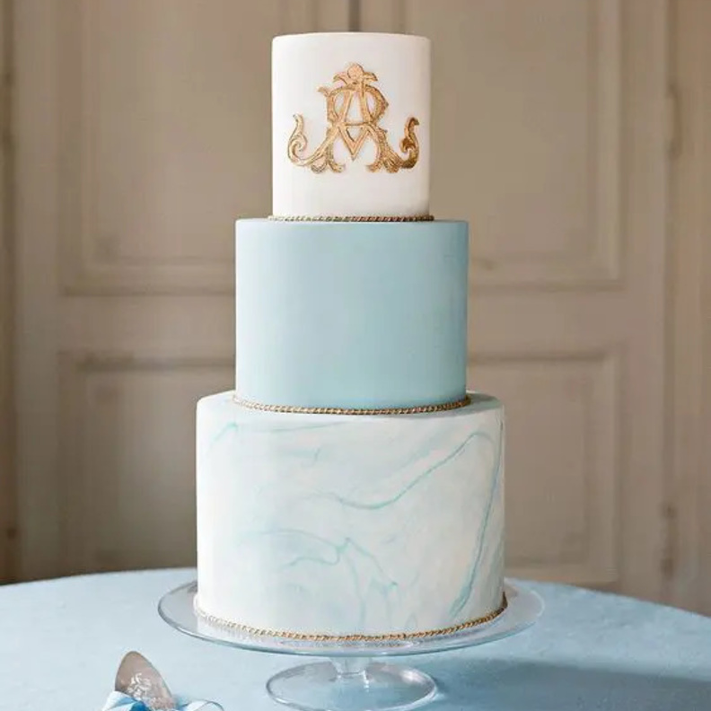  كعكات الزفاف بالأزرق الفاتح والأبيض والتي تحمل تأثير الرخام