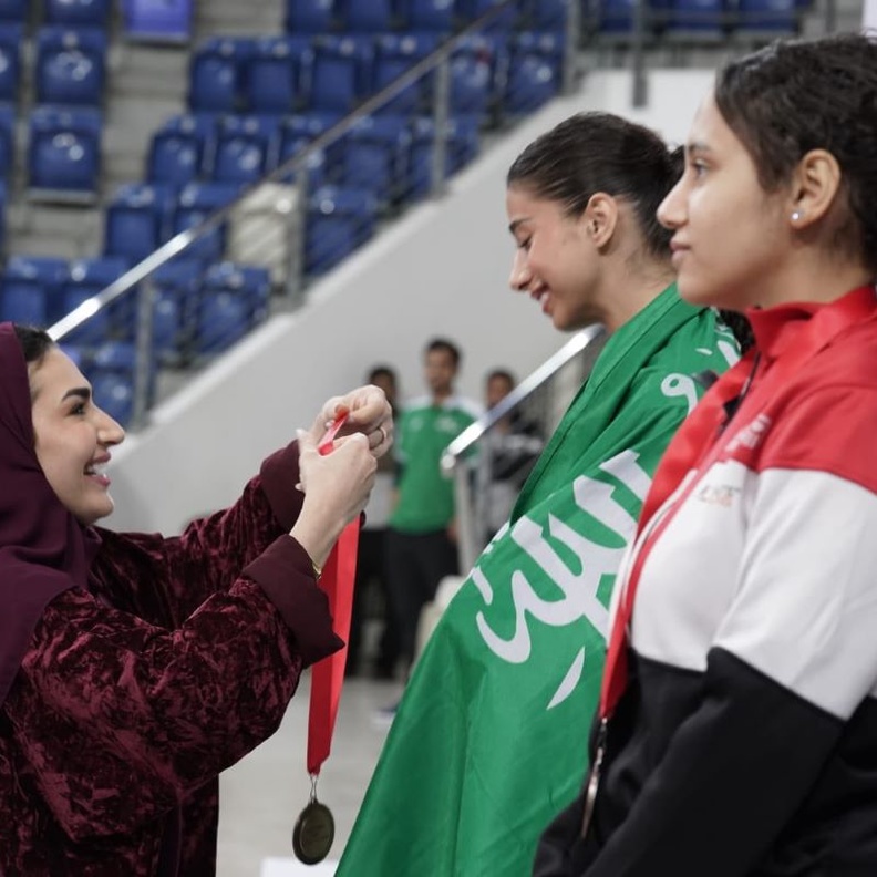 "الحسناء الحماد" و"ندى عابد" تعتليان منصات التتويج في البطولة العربية للعمومي للمبارزة في البحرين