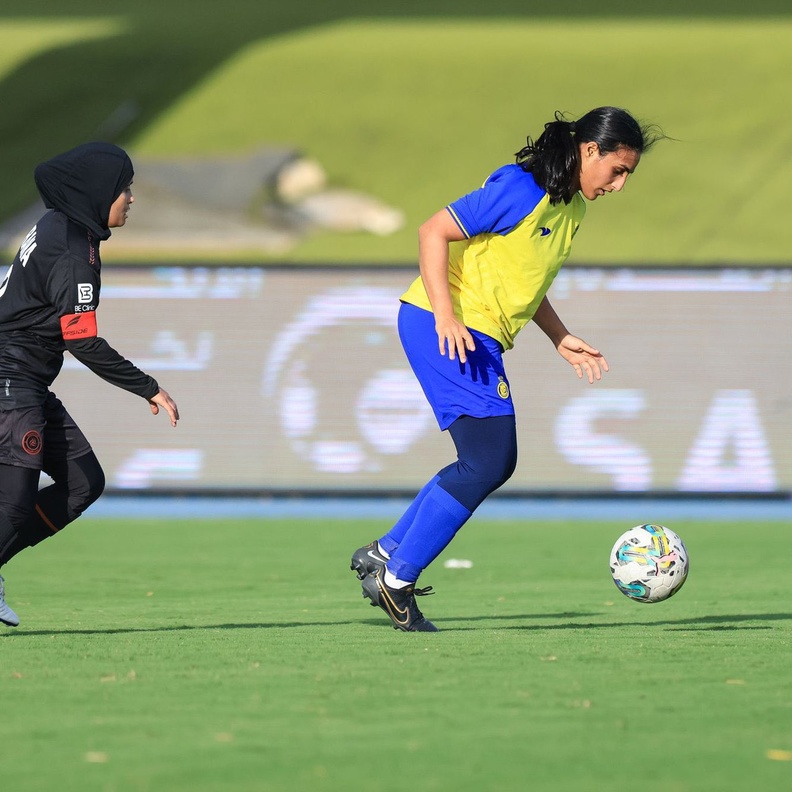 منيرة الحمدان تداعب الكرة