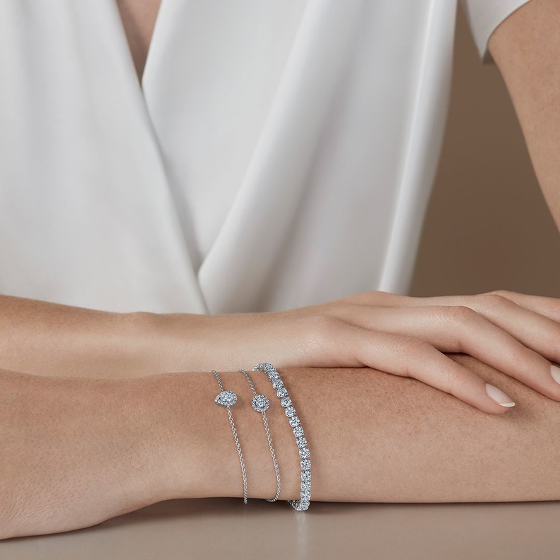 موديلات أساور التنس تضيء سهرات يناير الراقية