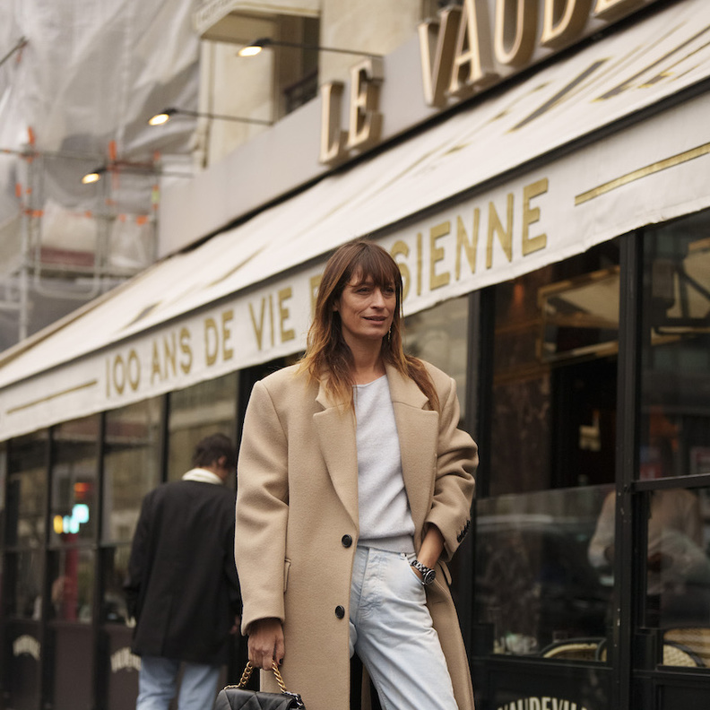 المعاطف بدرجات العسلي والبيج خيارك الأكثر أناقة لمشاوير شهر يناير 2023