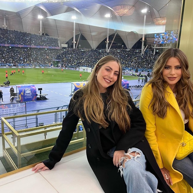 ولقطة لصوفيا فيرغارا النجمة الكولومبية الشهيرة في ملعب المباراة