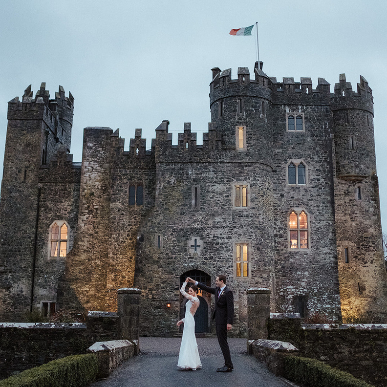 يجب على العروس إبقاء قدم واحدة على الأقل على الأرض عند الرقص في التقاليد الايرلندية من موقع Wedding & Event Planner