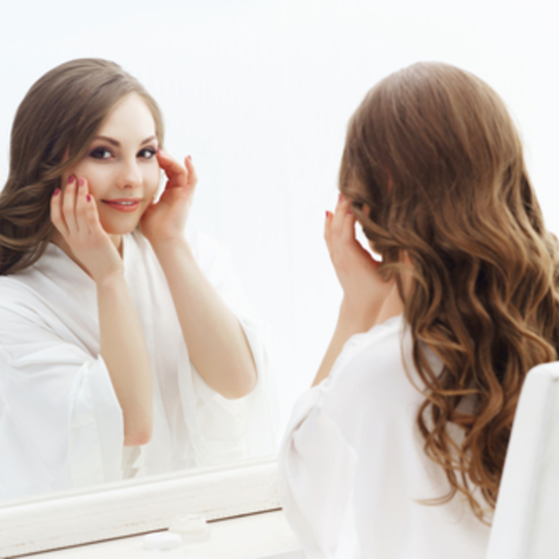 يحصل أن تستيقظ العروس في يوم زفافها بعيون منتفخة 