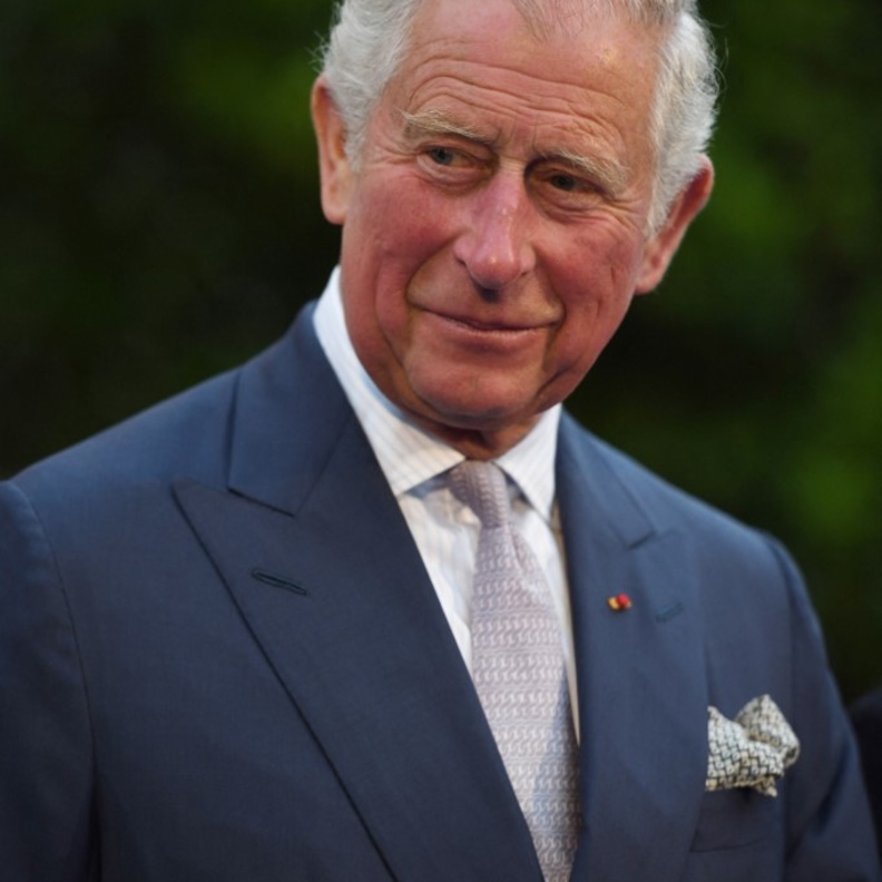 من رابطة عنق برسومات طريفة إلى أزياء مستدامة.. هكذا يختار الملك تشارلز إطلالاته