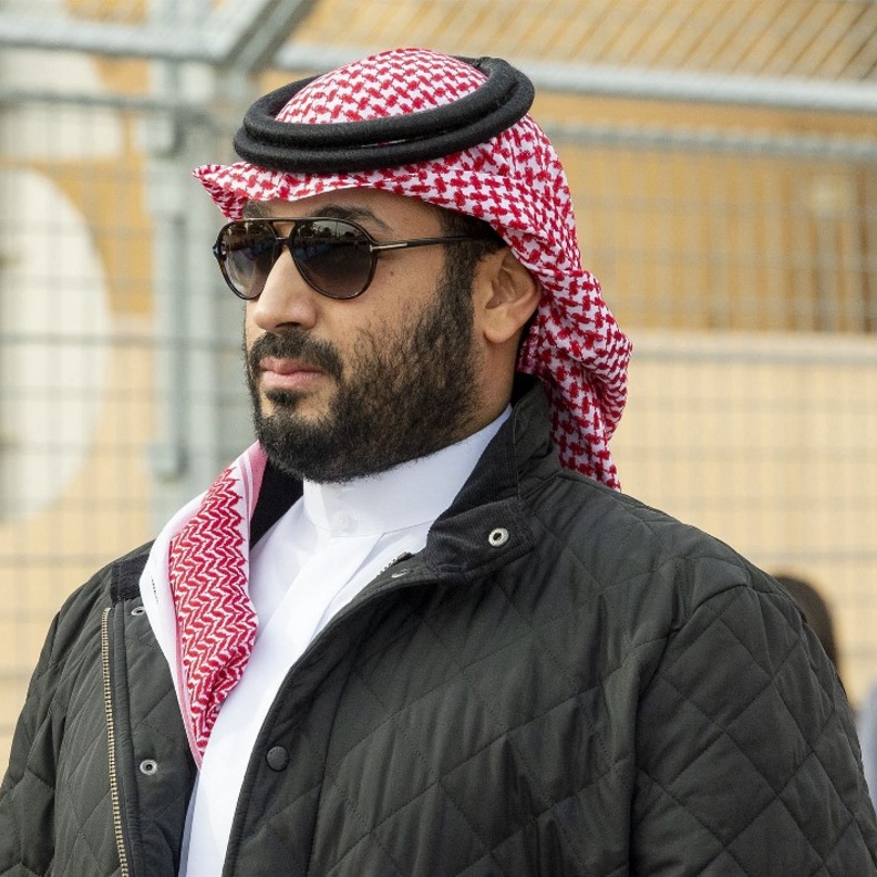 إطلالة ولي العهد السعودي تحتلّ الترند وارتفاع الطلب على الجاكيت