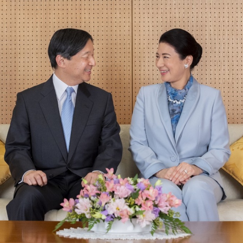 كيف بدأت قصة حب إمبراطور وإمبراطورة اليابان؟