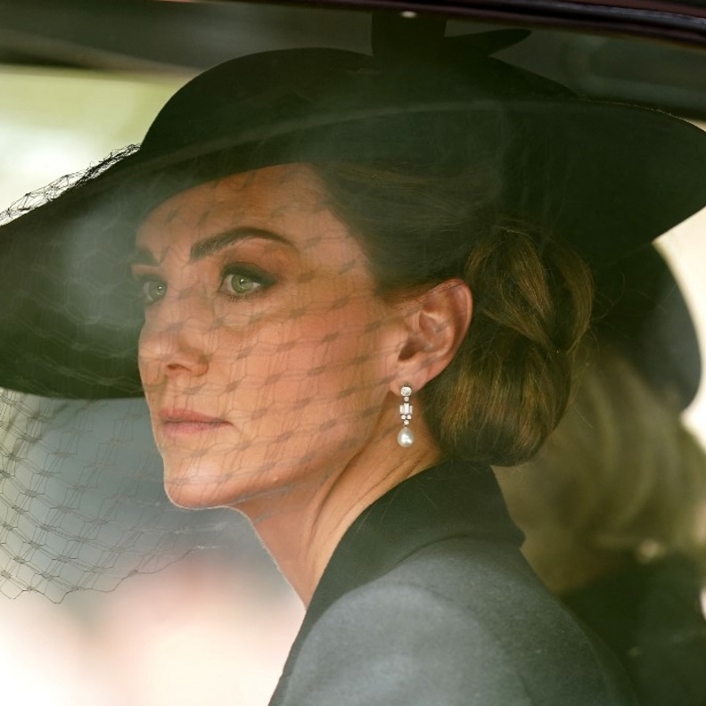 اللؤلؤ رفيق الملكات والأميرات في المناسبات الملكية السعيدة والحزينة