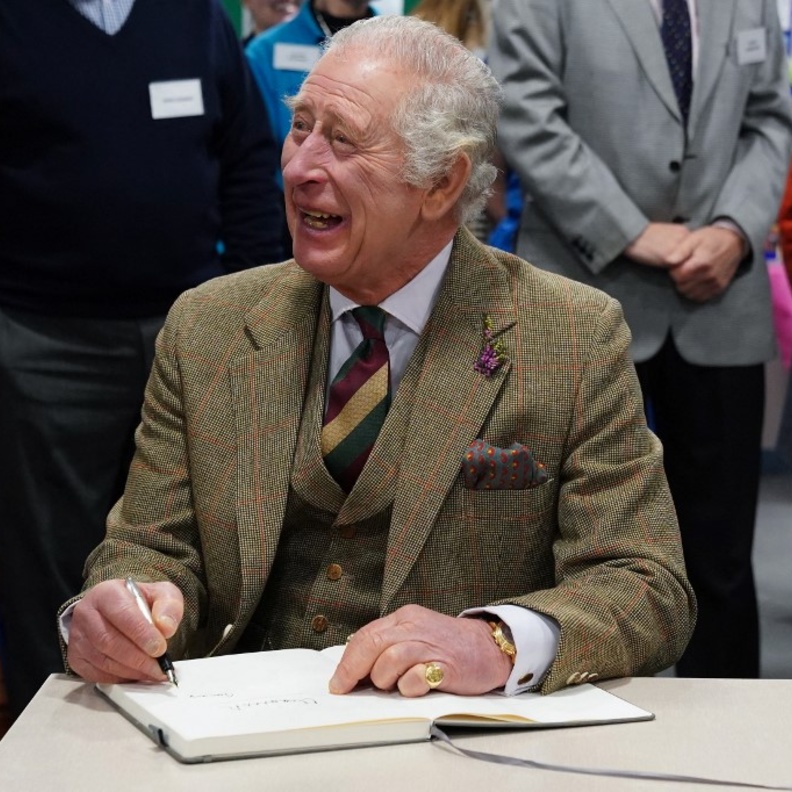 الملك تشارلز الثالث يتعرض لموقف طريف