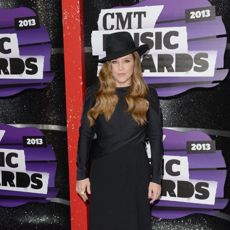 في وداع ليزا ماري بريسلي... إطلالات أنيقة وتصاميم لا تنسى 