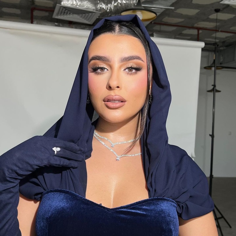 نظرة على أزياء الفاشينيستا السعودية إيف 