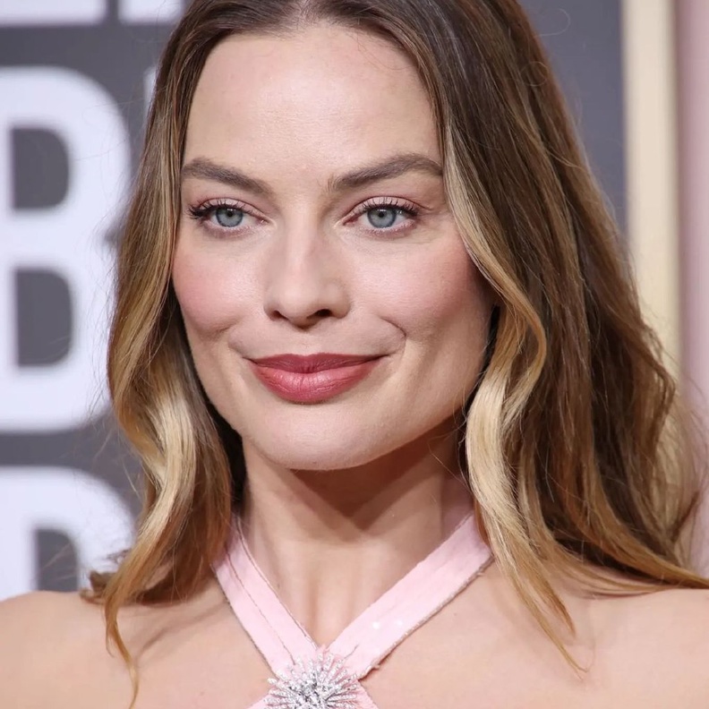 ألوان ظلال العيون المثالية لمكياج لا مكياج وطريقة تطبيقها بأسلوب مارغوت روبي Margot Robbie