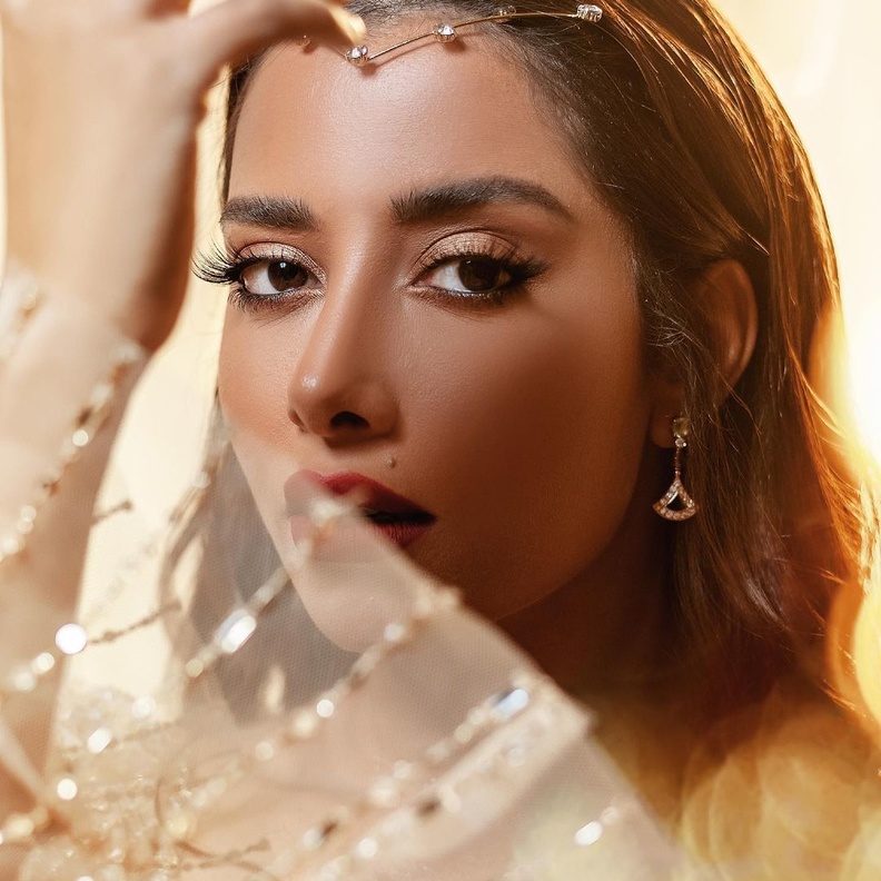 أكسسوارات تناسب صاحبات الشعر الطويل بأسلوب بلقيس فتحي