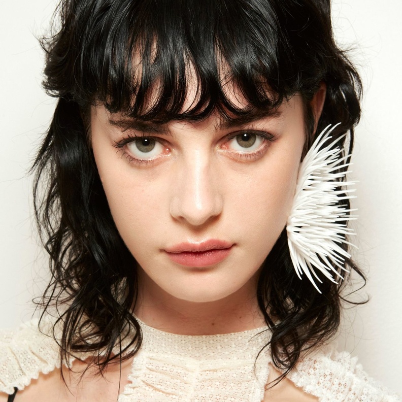 الغرة الأمامية مع تسريحات الشعر المجعدة من وحي Ester Manas