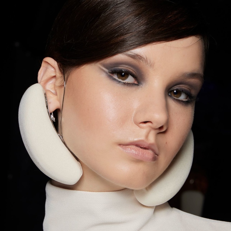 المكياج الاسود المات مع الهايلايتر من وحي دار Stéphane Rolland