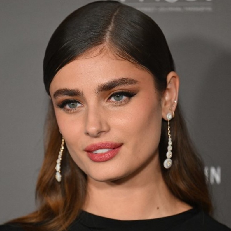 3 اتجاهات جمالية بأسلوب تايلور هيل تليق بالصبايا في العام الجديد