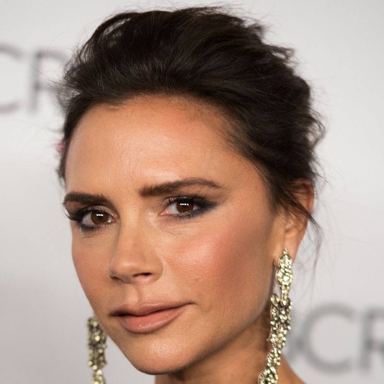 تطبيق الماسك الغني بالفيتامينات بأسلوب Victoria Beckham.jpg
