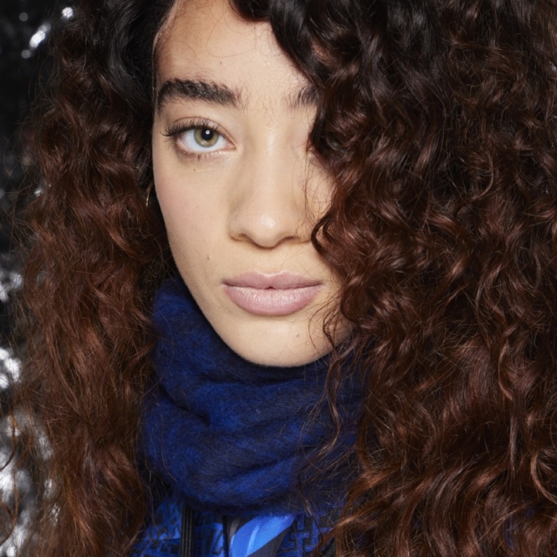 تعطير الشعر الشعر في فصل الشتاء والرائحة الفاخرة المناسبة لك