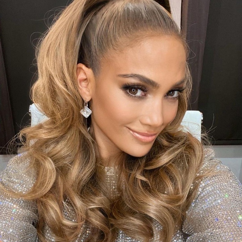 جينيفر لوبيز بصبغات الشعر البني الفاتح والعسلي- الصورة من صفحة Violet Teriti