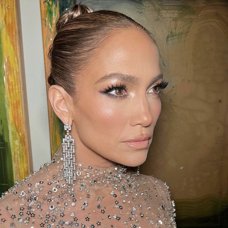 1 رئيسية خطوات تطبيق مكياج جينيفر لوبيز Jennifer Lopez الذي لا تبطل موضته ليوم الحب - الصور من حساب Mariel Haenn على انستغرام