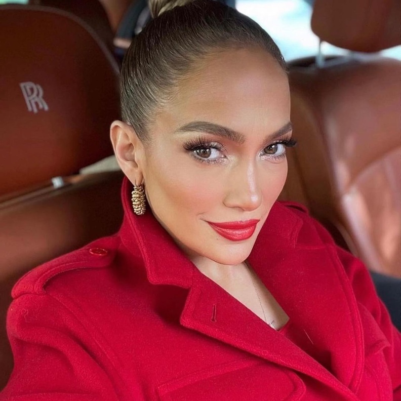 رسمات المكياج الاحمر بأسلوب جينيفر لوبيز- الصورة من حساب Mary Phillips