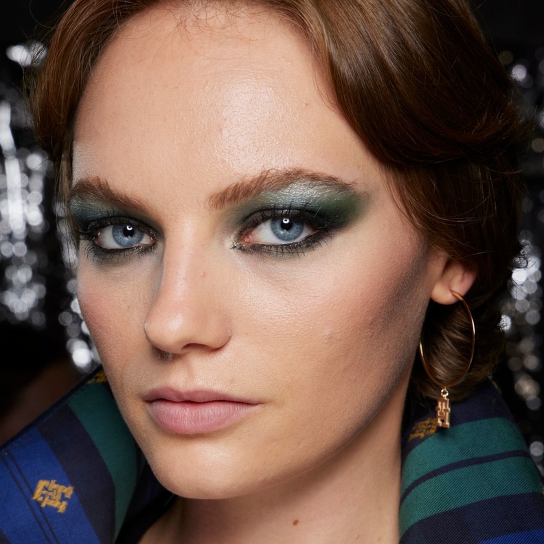 صيحة الظلال الاخضر مع اللون الاسود الساحر بأسلوب دار Tommy Hilfiger