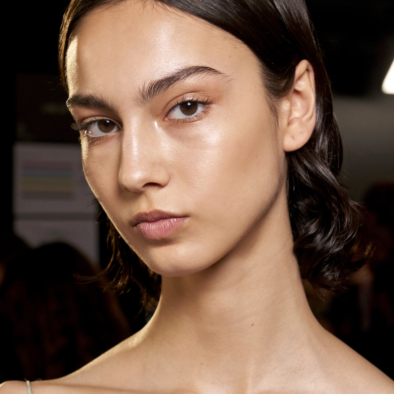 طرق تجميلية للتخلص من بقع العمر والعلامات الداكنة